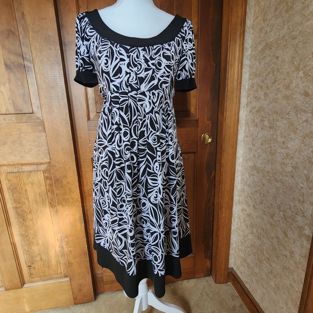 Van Heusen Black & White Floral Scoop Neck Empire Waist Pleated Dress sz 4
